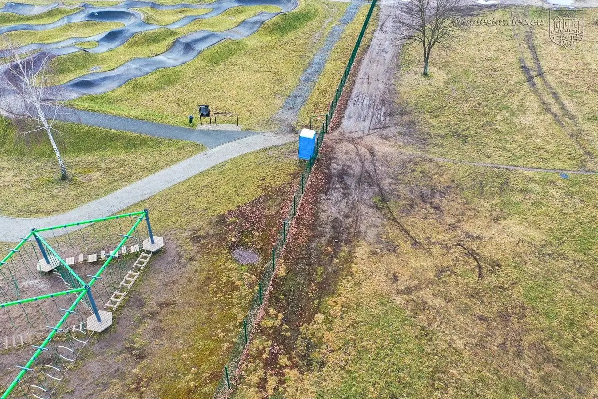 Motocykliści wtargnęli na bolesławiecki skatepark i zniszczyli nawierzchnię