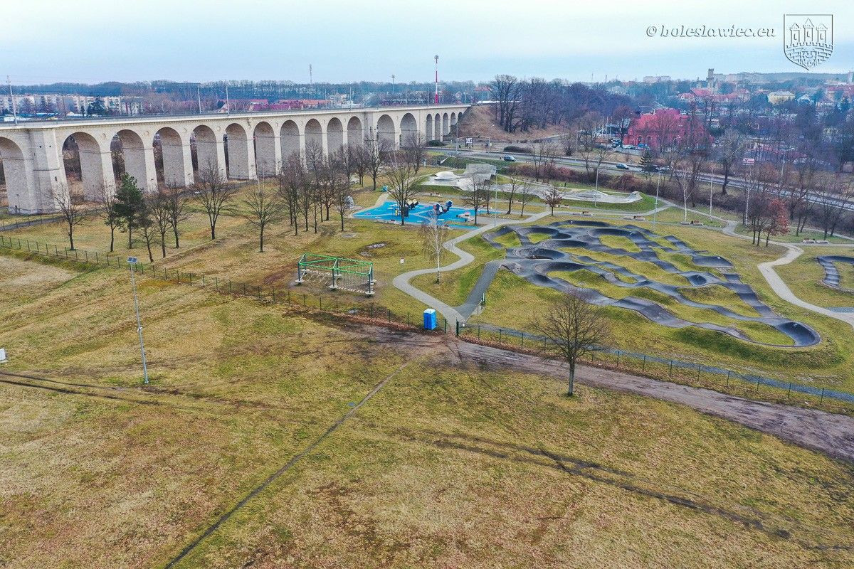 Motocykliści wtargnęli na bolesławiecki skatepark i zniszczyli nawierzchnię