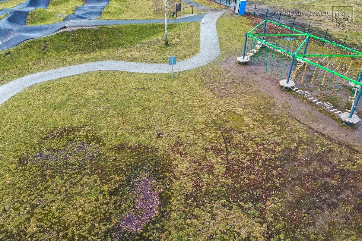Motocykliści wtargnęli na bolesławiecki skatepark i zniszczyli nawierzchnię