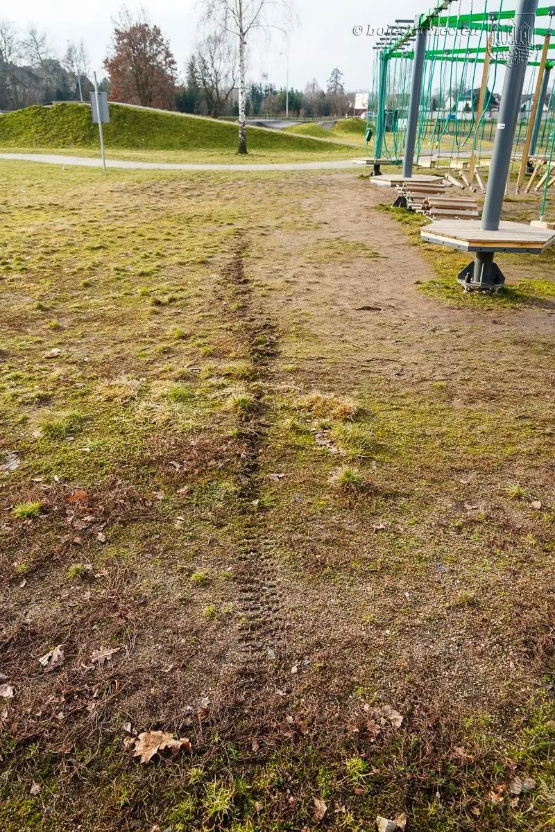 Motocykliści wtargnęli na bolesławiecki skatepark i zniszczyli nawierzchnię