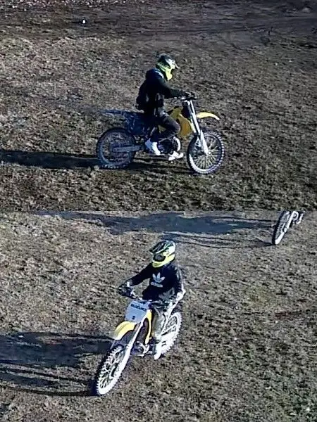 Motocyklista przy skateparku