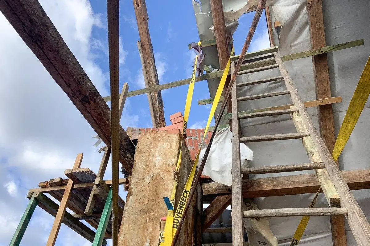 Orkan zerwał dach budynku w Tomaszowie Bolesławieckim