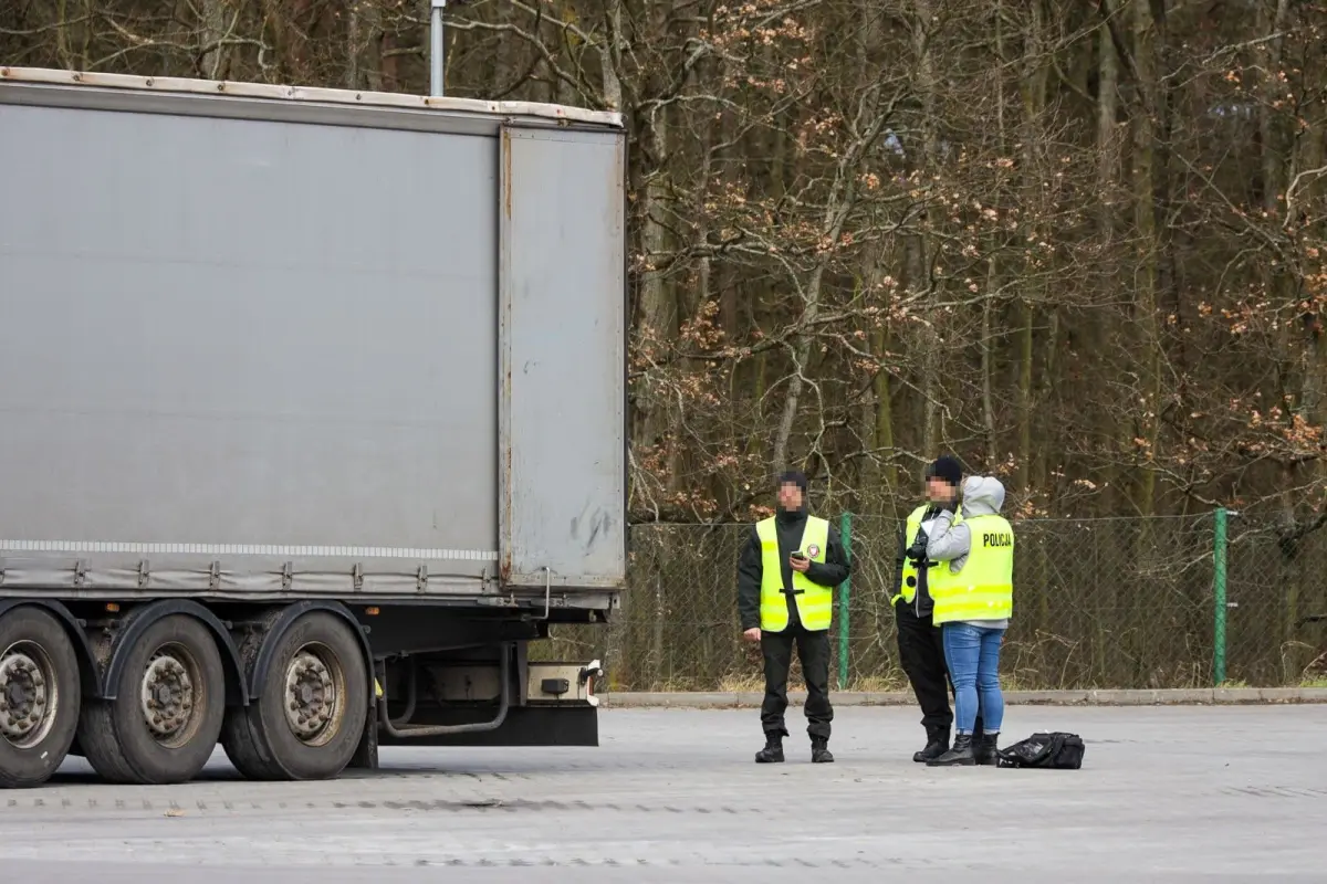 Porzucona ciężarówka na parkingu w Łące