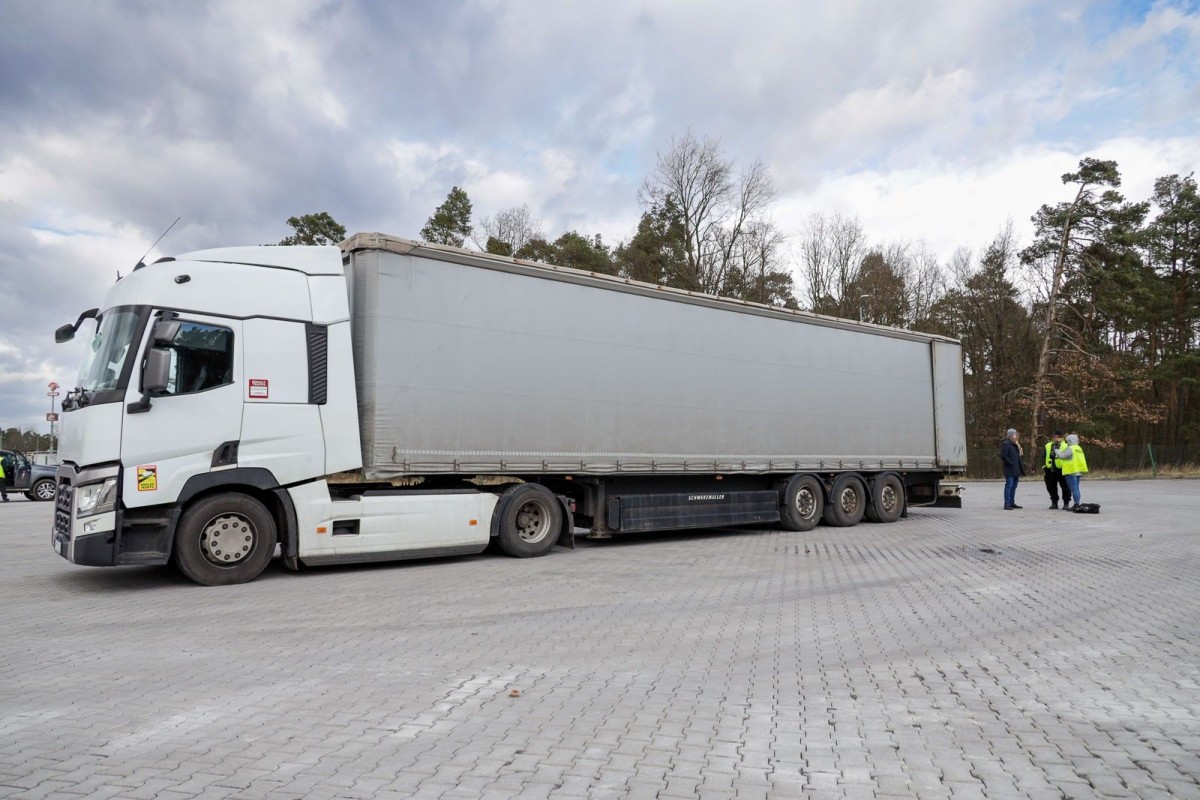 Porzucona ciężarówka na parkingu w Łące