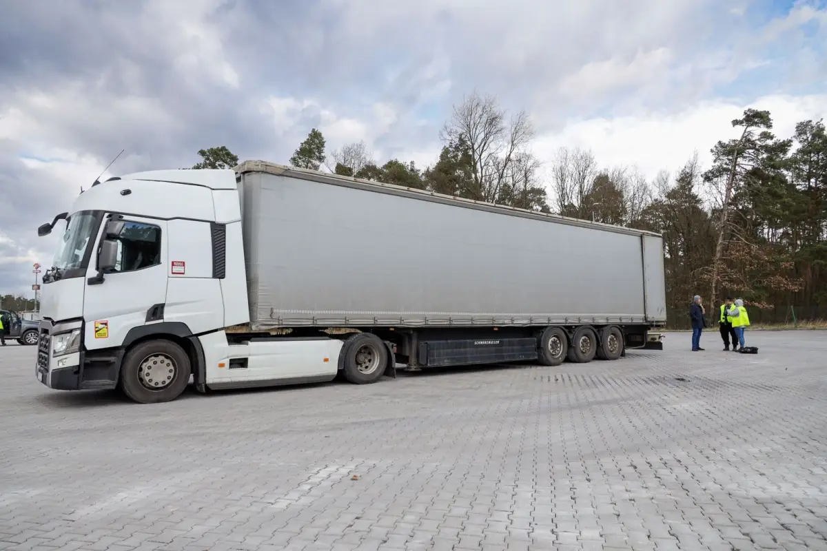 Porzucona ciężarówka na parkingu w Łące