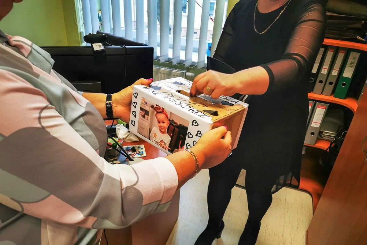 Pracownicy Starostwa Powiatowego w Bolesławcu wspierają Julkę