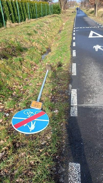 Akty wandalizmu na ścieżce rowerowej