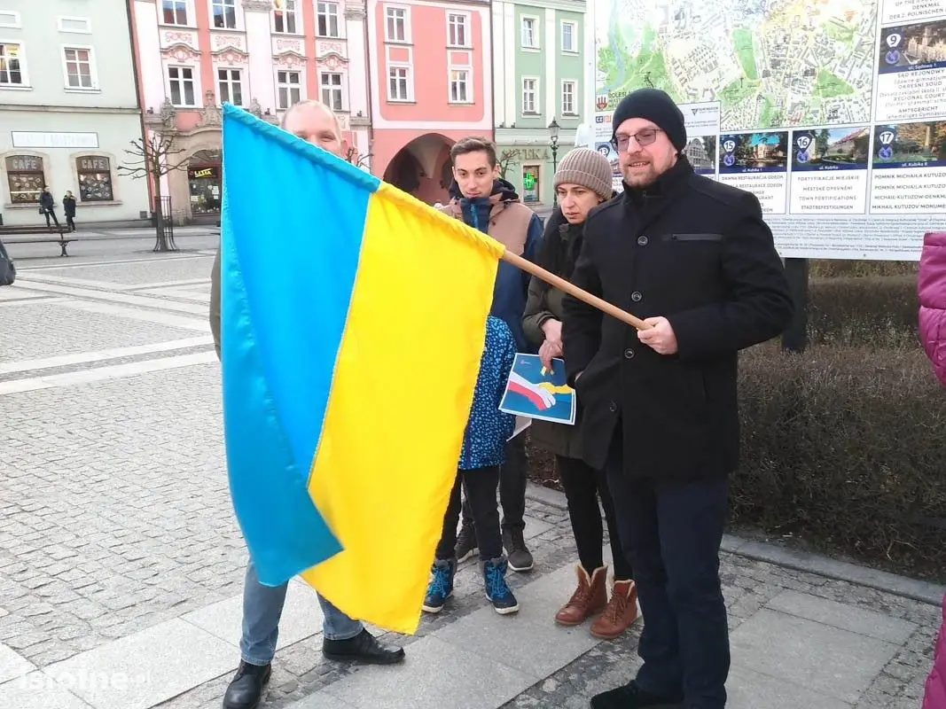 Bolesławianie Solidarni z Ukrainą – ludzie zebrali się na Rynku w centrum miasta
