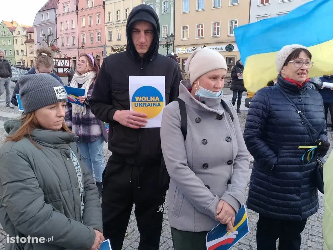 Bolesławianie Solidarni z Ukrainą – ludzie zebrali się na Rynku w centrum miasta