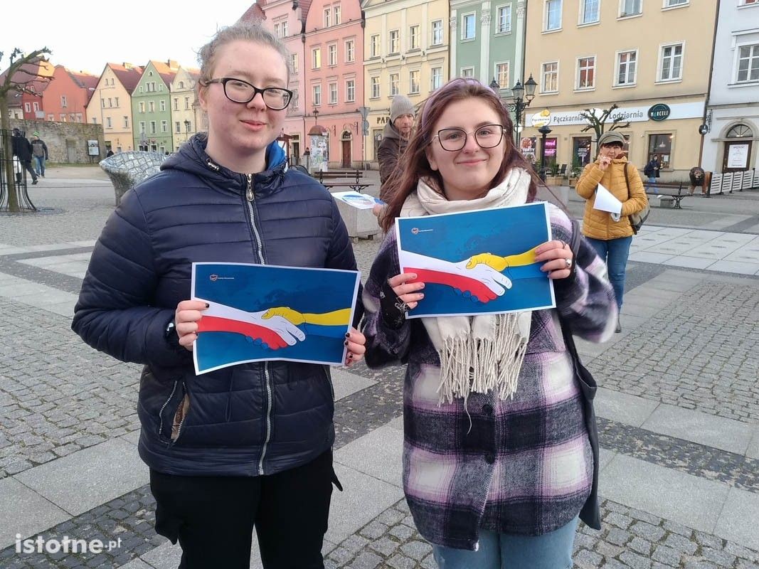 Bolesławianie Solidarni z Ukrainą – ludzie zebrali się na Rynku w centrum miasta