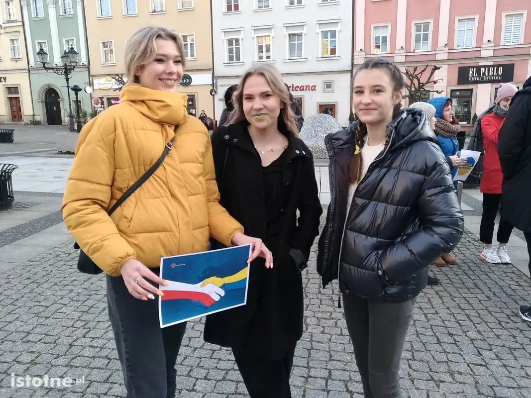 Bolesławianie Solidarni z Ukrainą – ludzie zebrali się na Rynku w centrum miasta