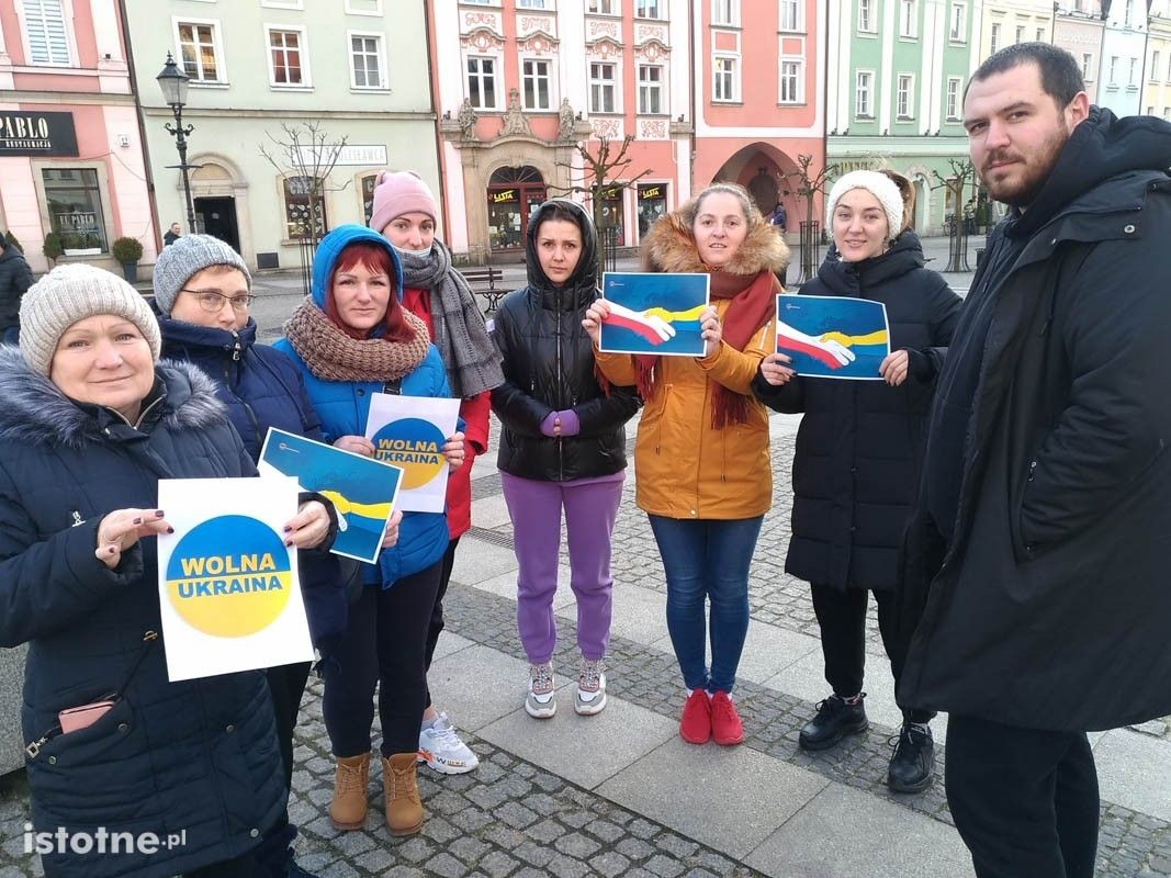 Bolesławianie Solidarni z Ukrainą – ludzie zebrali się na Rynku w centrum miasta
