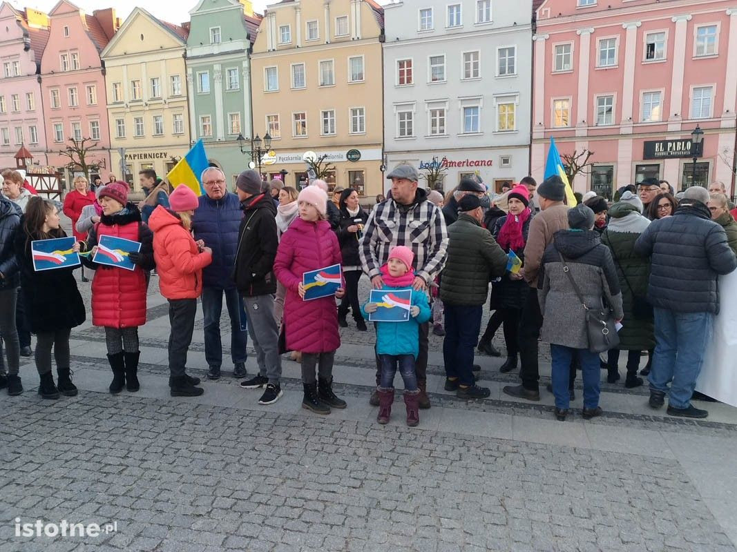 Bolesławianie Solidarni z Ukrainą – ludzie zebrali się na Rynku w centrum miasta