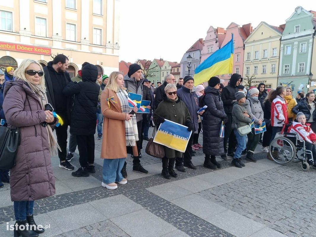 Bolesławianie Solidarni z Ukrainą – ludzie zebrali się na Rynku w centrum miasta