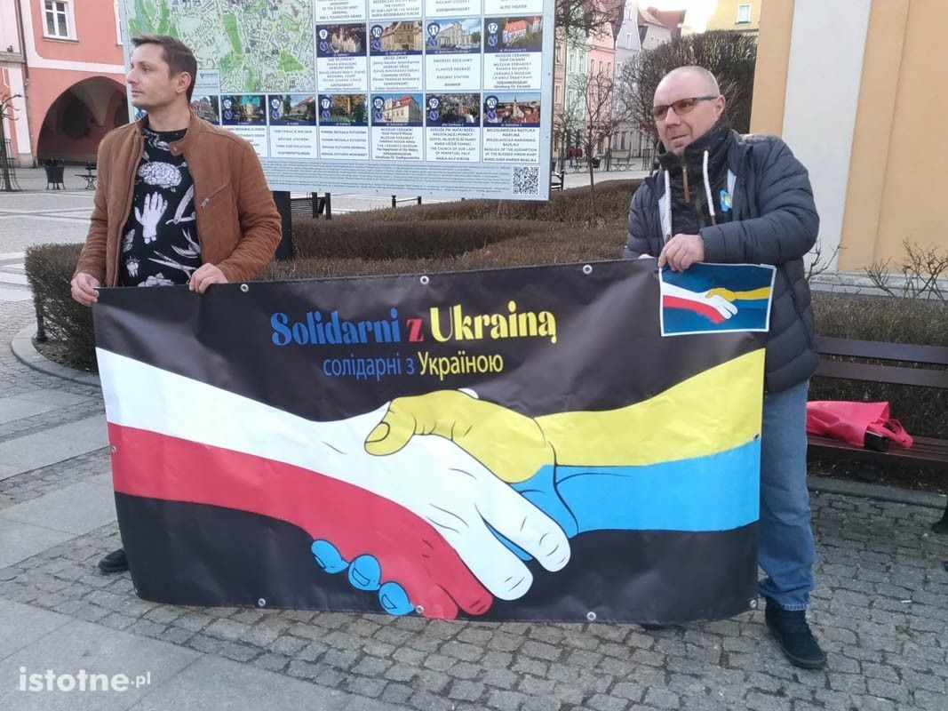 Bolesławianie Solidarni z Ukrainą – ludzie zebrali się na Rynku w centrum miasta