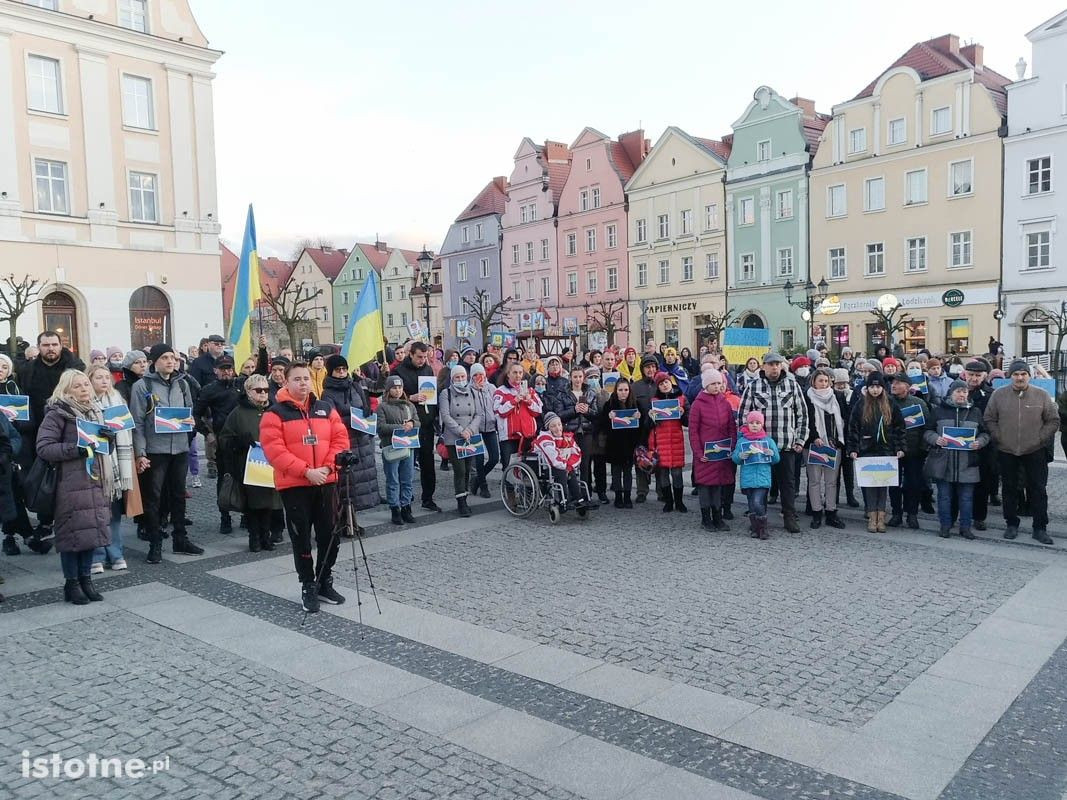 Bolesławianie Solidarni z Ukrainą – ludzie zebrali się na Rynku w centrum miasta