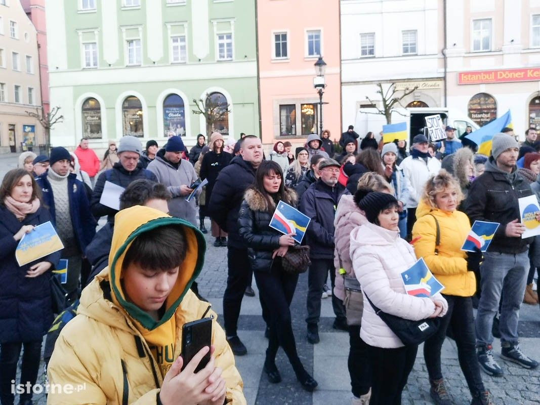 Bolesławianie Solidarni z Ukrainą – ludzie zebrali się na Rynku w centrum miasta