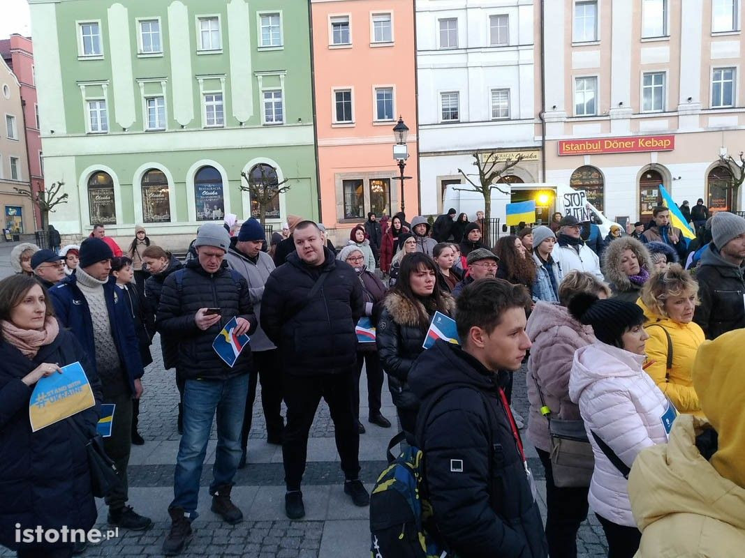 Bolesławianie Solidarni z Ukrainą – ludzie zebrali się na Rynku w centrum miasta