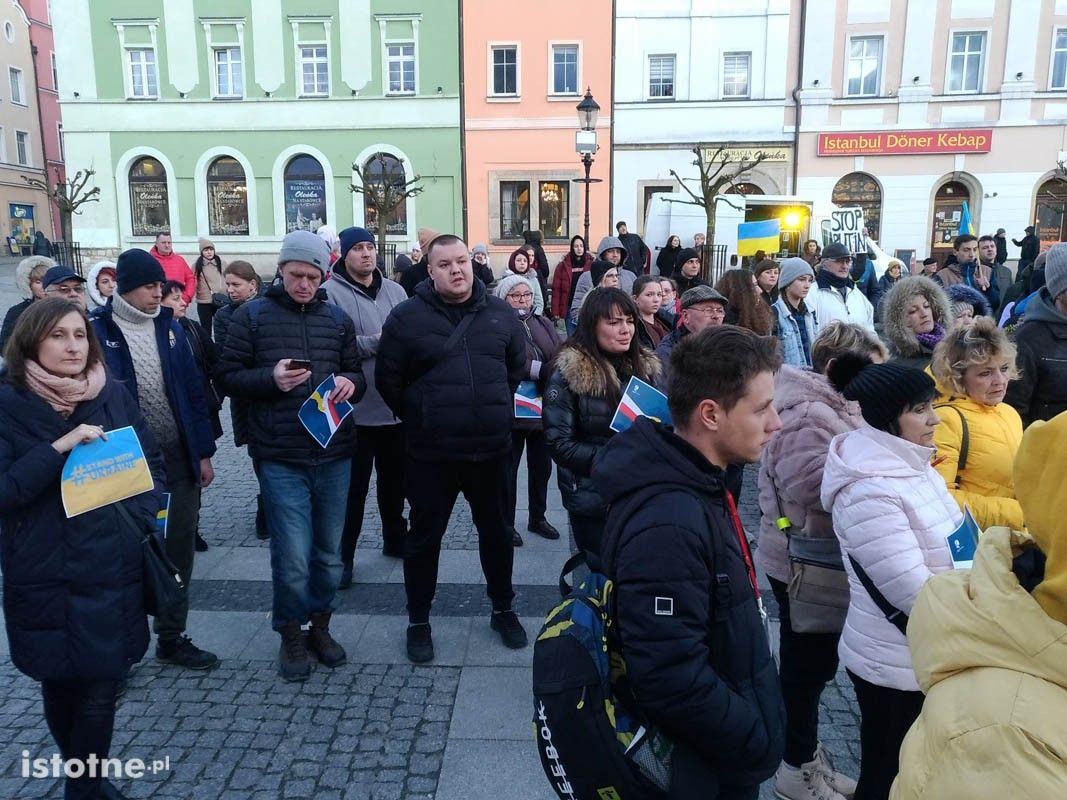Bolesławianie Solidarni z Ukrainą – ludzie zebrali się na Rynku w centrum miasta