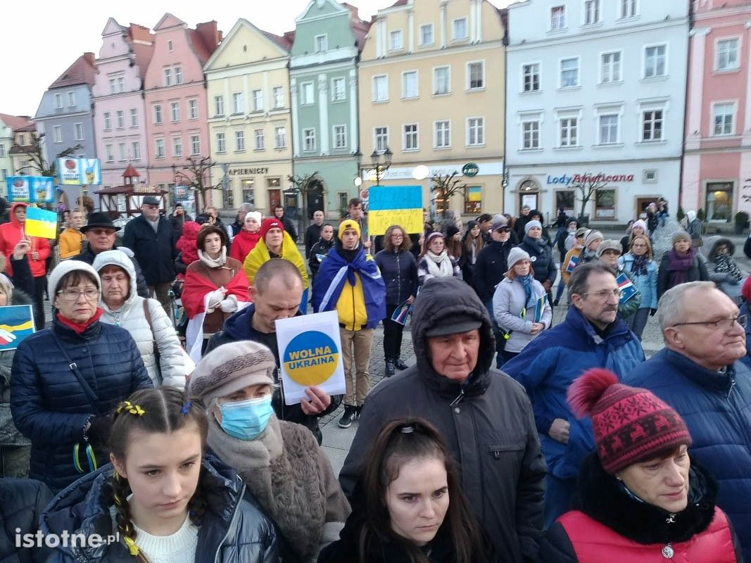 Bolesławianie Solidarni z Ukrainą – ludzie zebrali się na Rynku w centrum miasta