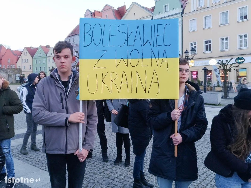 Bolesławianie Solidarni z Ukrainą – ludzie zebrali się na Rynku w centrum miasta