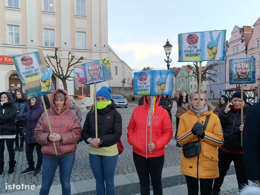 Bolesławianie Solidarni z Ukrainą – ludzie zebrali się na Rynku w centrum miasta