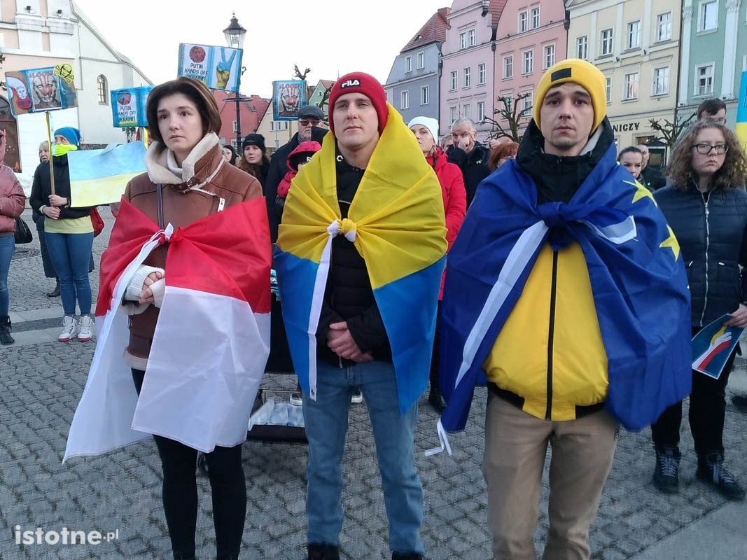 Bolesławianie Solidarni z Ukrainą – ludzie zebrali się na Rynku w centrum miasta
