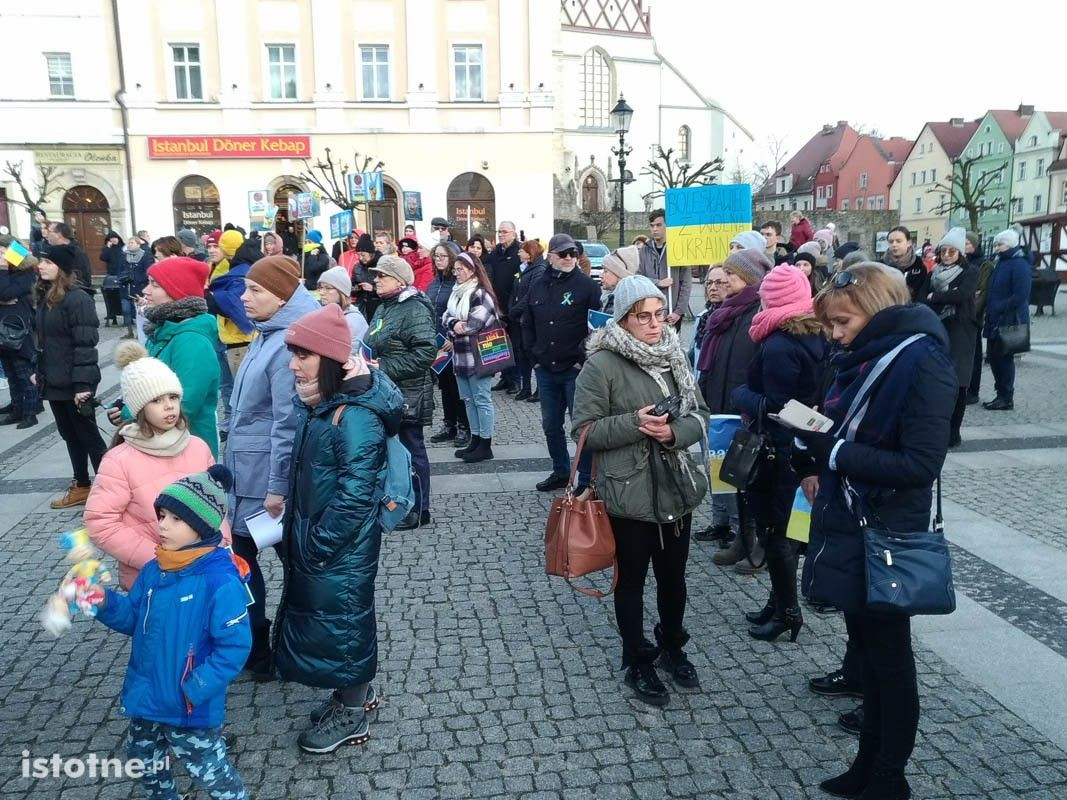 Bolesławianie Solidarni z Ukrainą – ludzie zebrali się na Rynku w centrum miasta