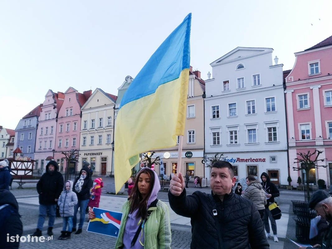 Bolesławianie Solidarni z Ukrainą – ludzie zebrali się na Rynku w centrum miasta