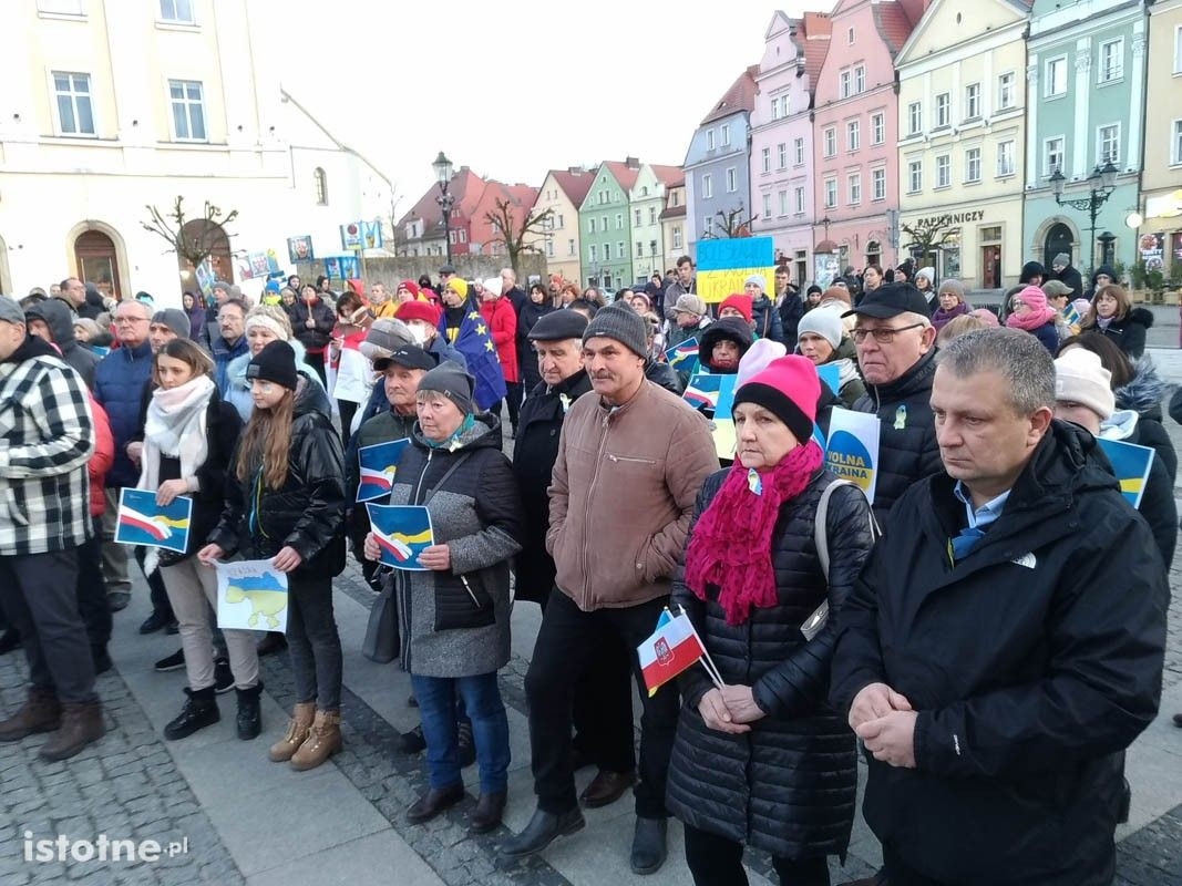 Bolesławianie Solidarni z Ukrainą – ludzie zebrali się na Rynku w centrum miasta