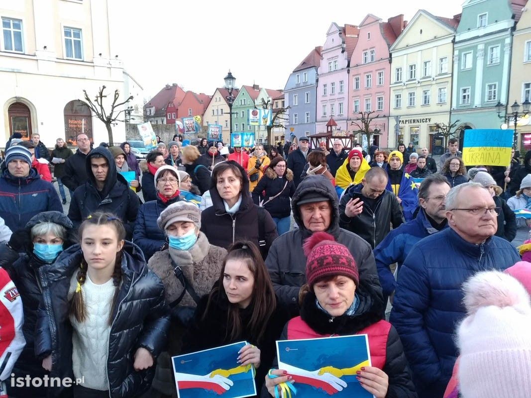Bolesławianie Solidarni z Ukrainą – ludzie zebrali się na Rynku w centrum miasta
