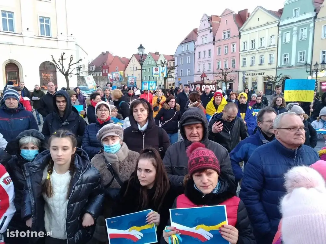 Bolesławianie Solidarni z Ukrainą – ludzie zebrali się na Rynku w centrum miasta