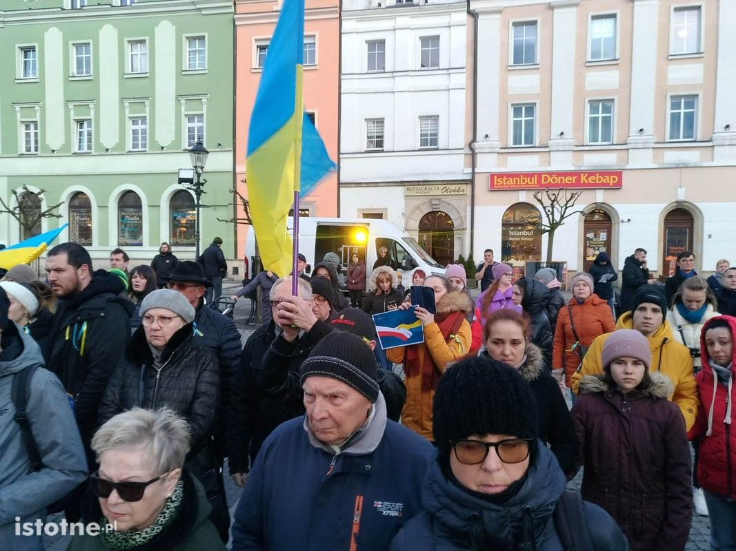 Bolesławianie Solidarni z Ukrainą – ludzie zebrali się na Rynku w centrum miasta