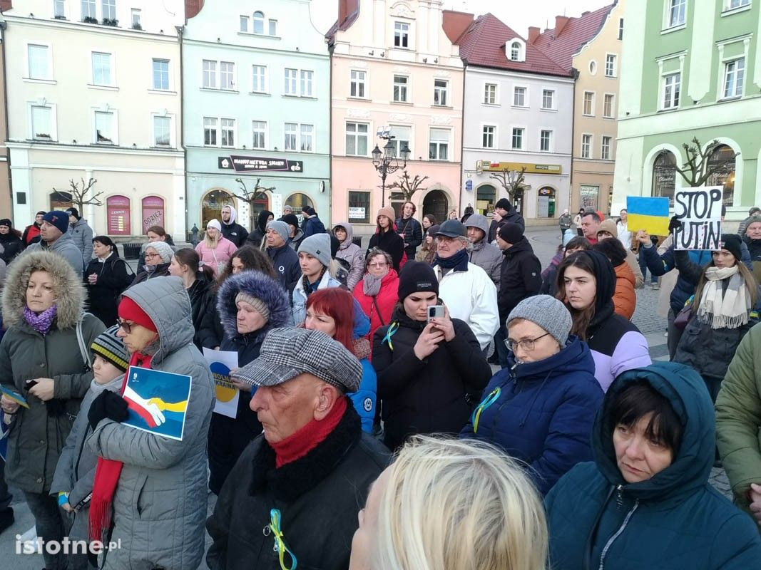 Bolesławianie Solidarni z Ukrainą – ludzie zebrali się na Rynku w centrum miasta