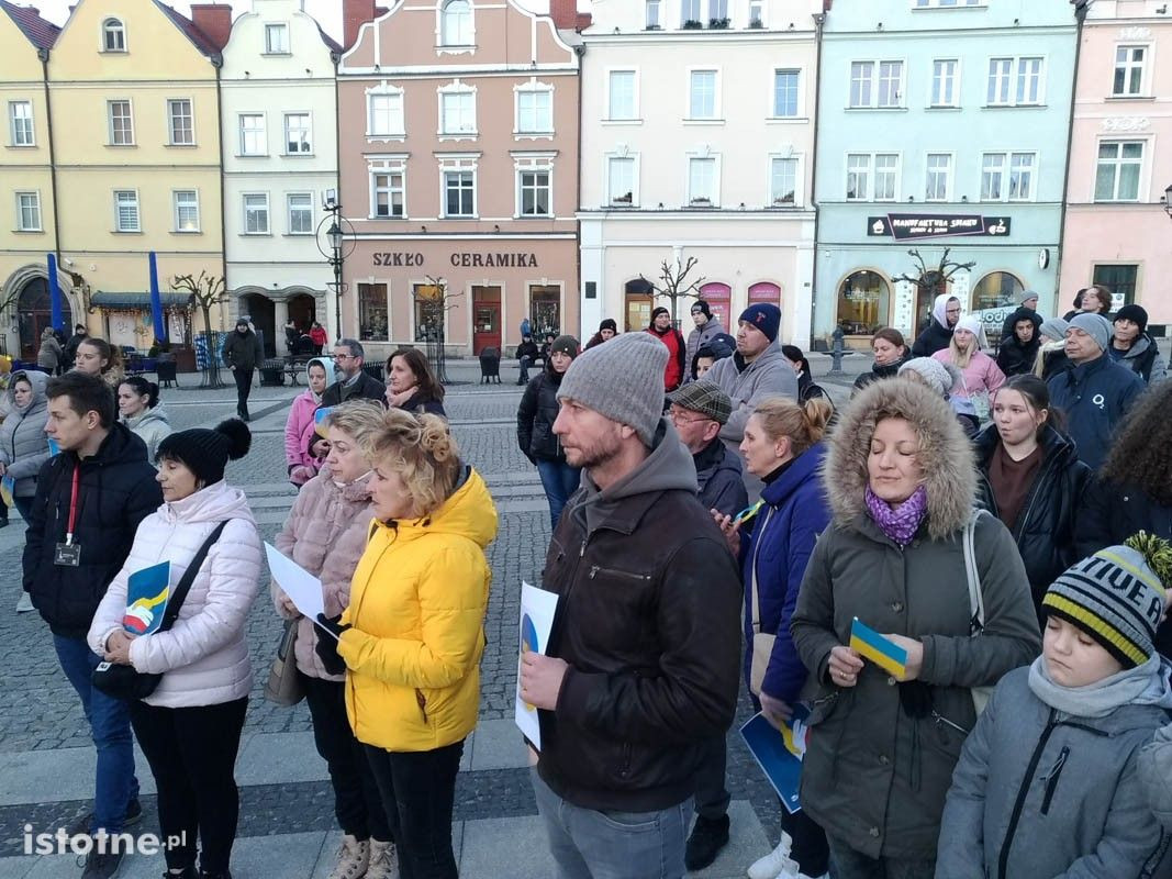 Bolesławianie Solidarni z Ukrainą – ludzie zebrali się na Rynku w centrum miasta