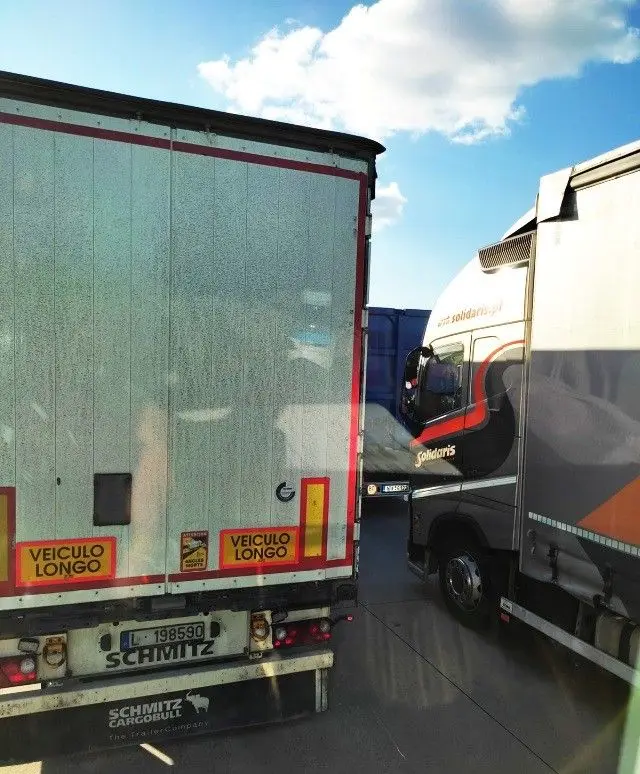 Ciężarówki stojące w korku na A4