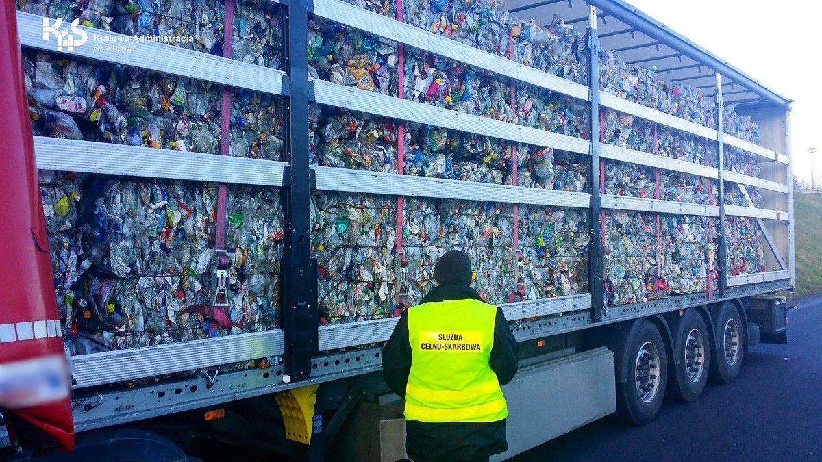 Nielegalny transport odpadów z Austrii zatrzymany na A4. 15 ton!