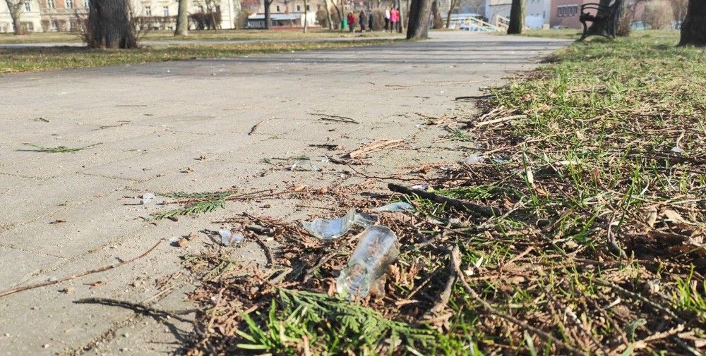 Libacje i bajzel przy Obrońców Helu w Bolesławcu