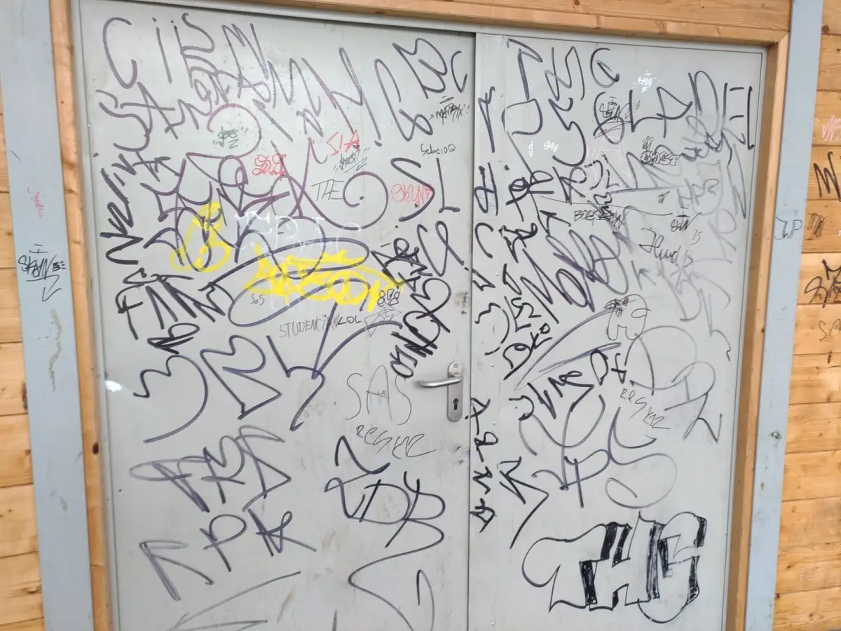 Zdewastowana muszla koncertowa w parku Bonina w Bolesławcu