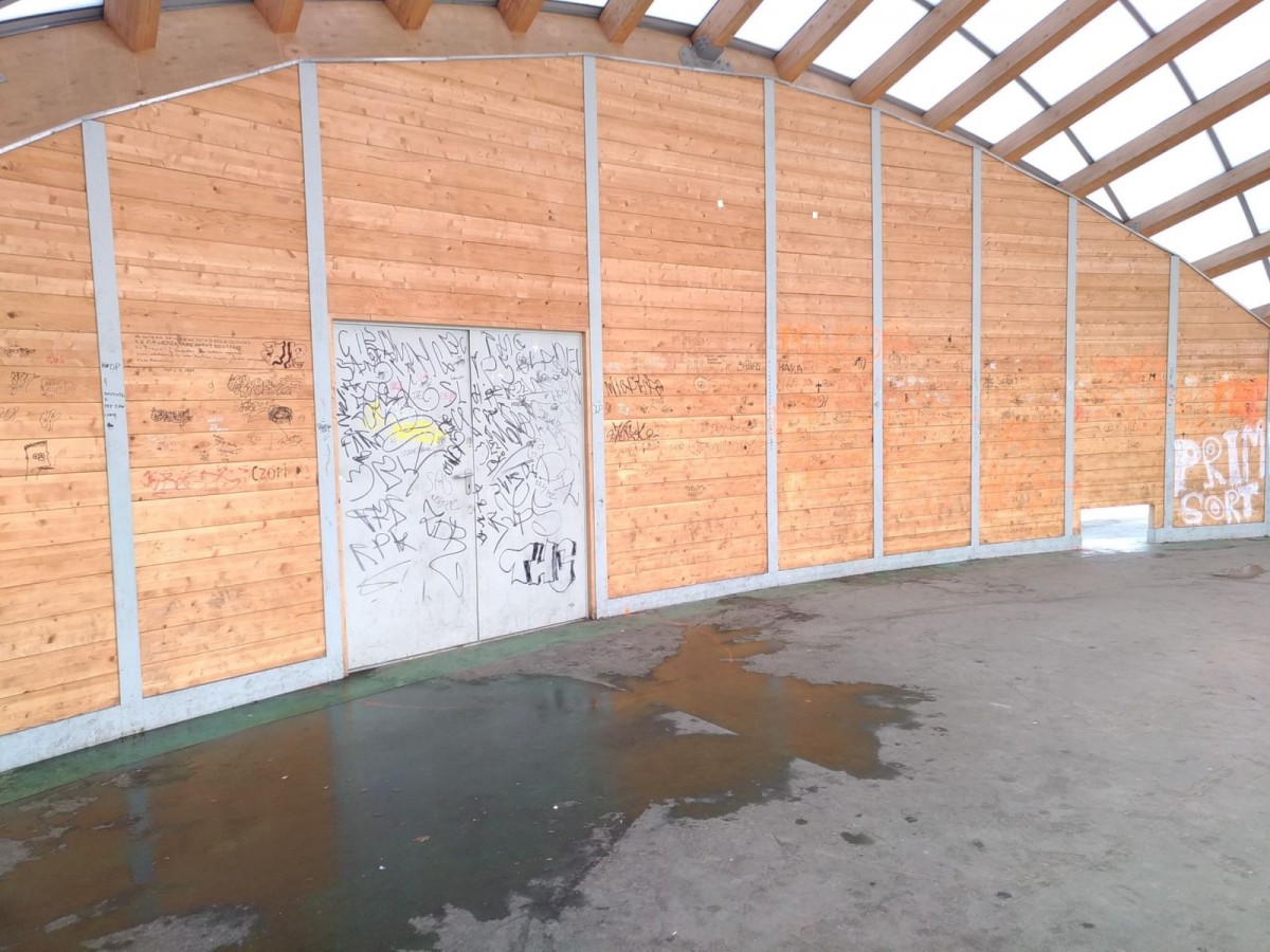 Zdewastowana muszla koncertowa w parku Bonina w Bolesławcu