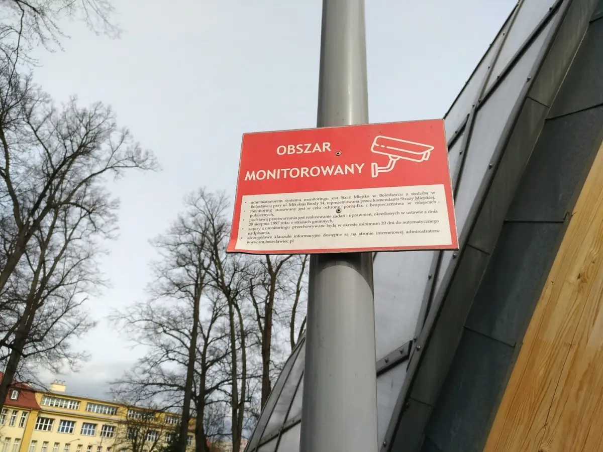 Zdewastowana muszla koncertowa w parku Bonina w Bolesławcu