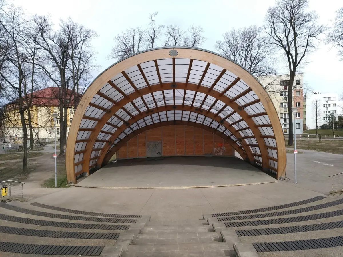 Zdewastowana muszla koncertowa w parku Bonina w Bolesławcu