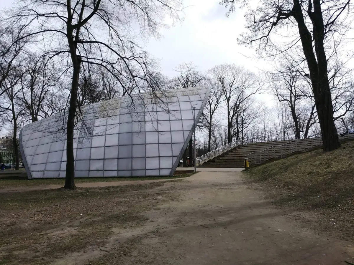 Zdewastowana muszla koncertowa w parku Bonina w Bolesławcu