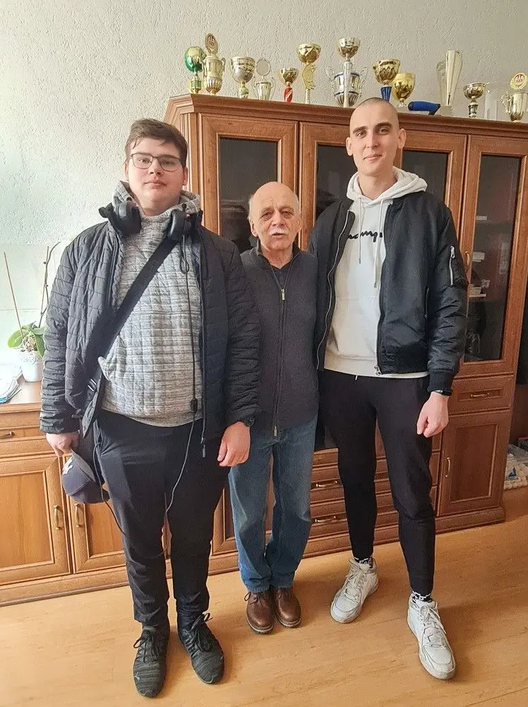 Adam Sawicki i Hubert Smętek wraz z nauczycielem
