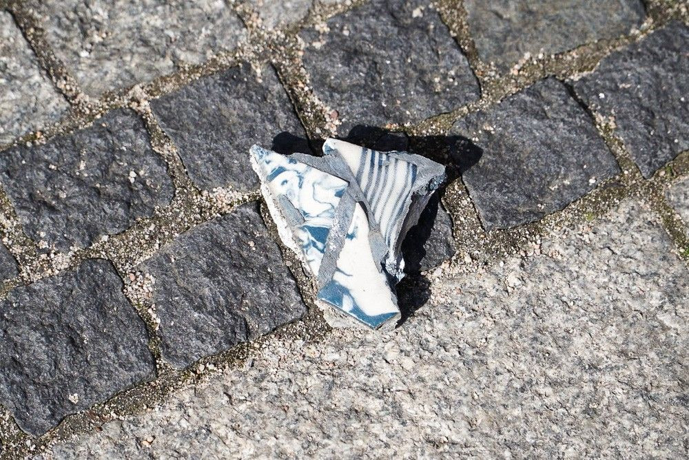 Ceramiczne ławeczki na rynku w Bolesławcu