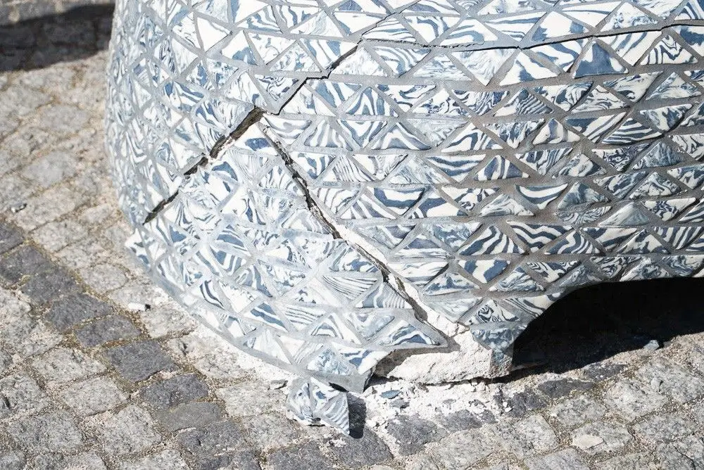 Ceramiczne ławeczki na rynku w Bolesławcu