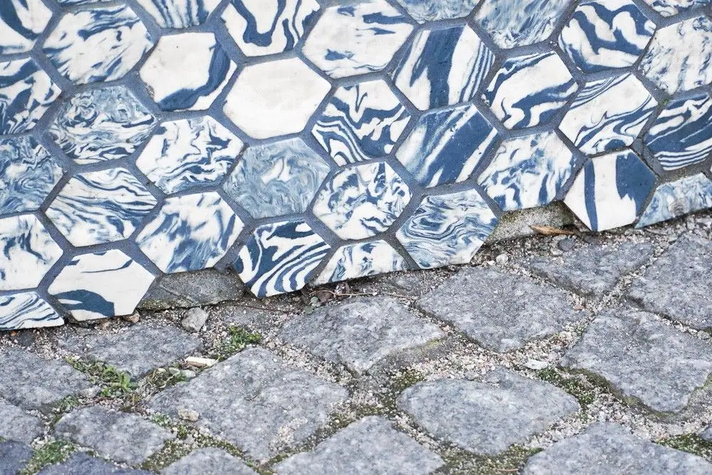 Ceramiczne ławeczki na rynku w Bolesławcu