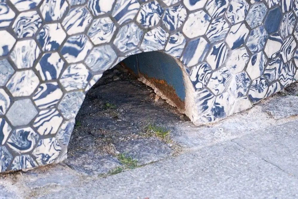 Ceramiczne ławeczki na rynku w Bolesławcu