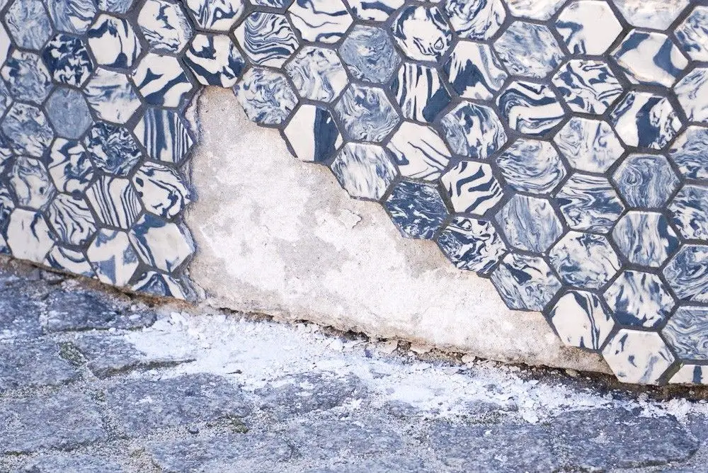 Ceramiczne ławeczki na rynku w Bolesławcu