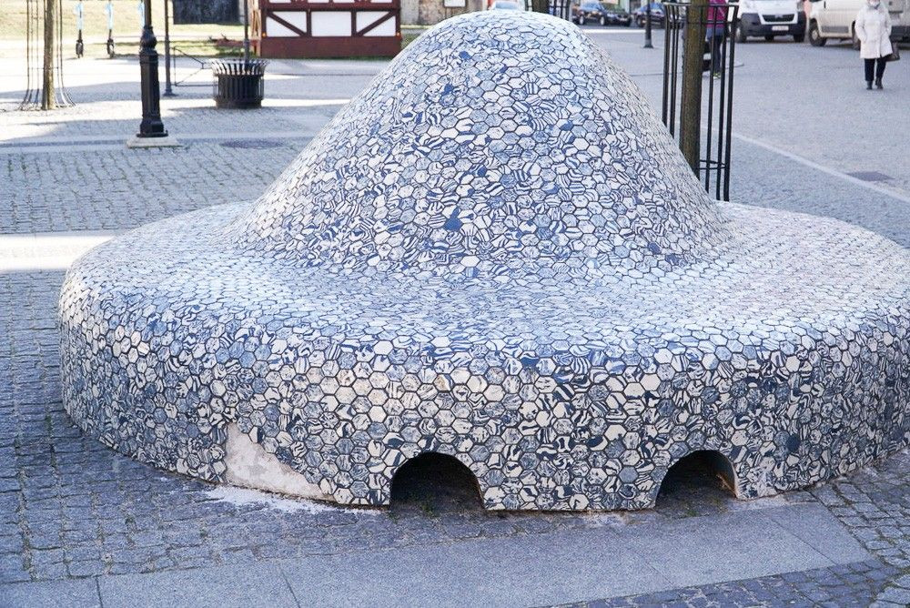 Ceramiczne ławeczki na rynku w Bolesławcu